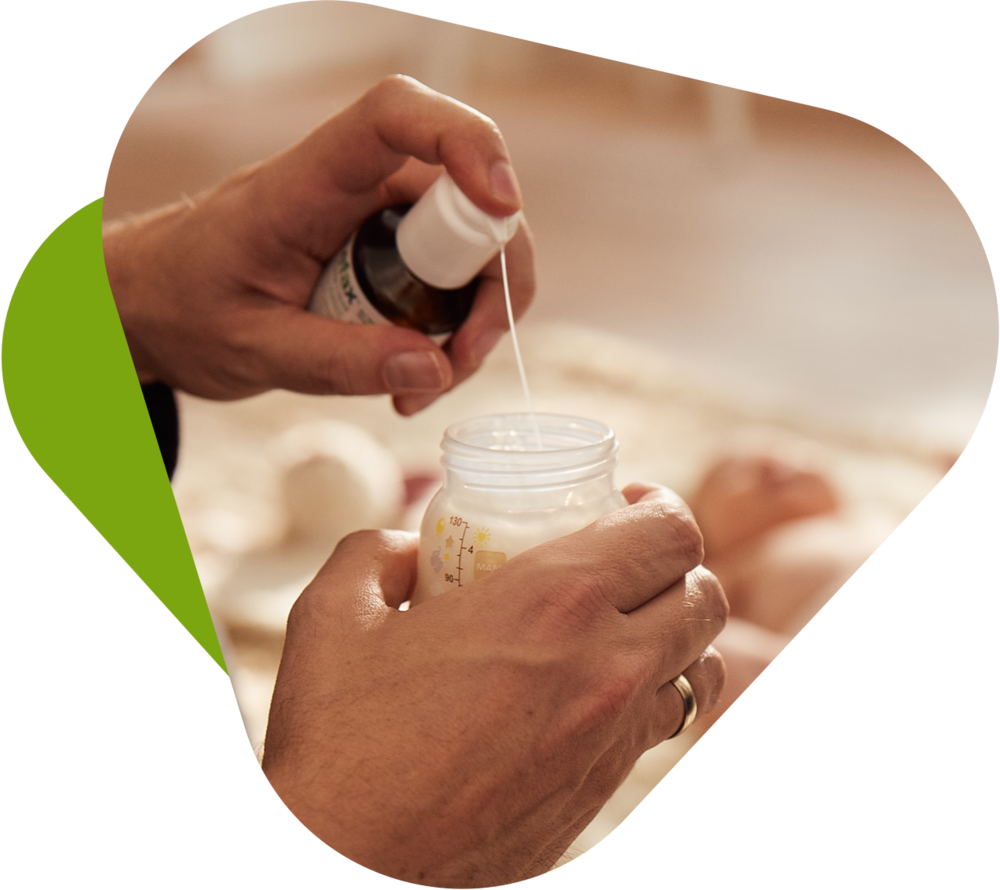 Lefax® Suspension wird in ein Milchfläschen für Babys gefüllt.